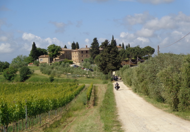 Noleggia una Moto Guzzi V7 per il tuo tour in Toscana - Tuscany Motorcycle  Tours